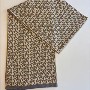 Michael Kors Tan and Cream Knit Scarf NWOT 34 X 10